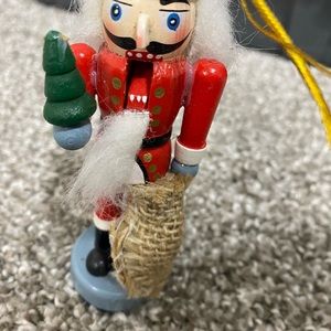 8 different Christmas tree ornaments